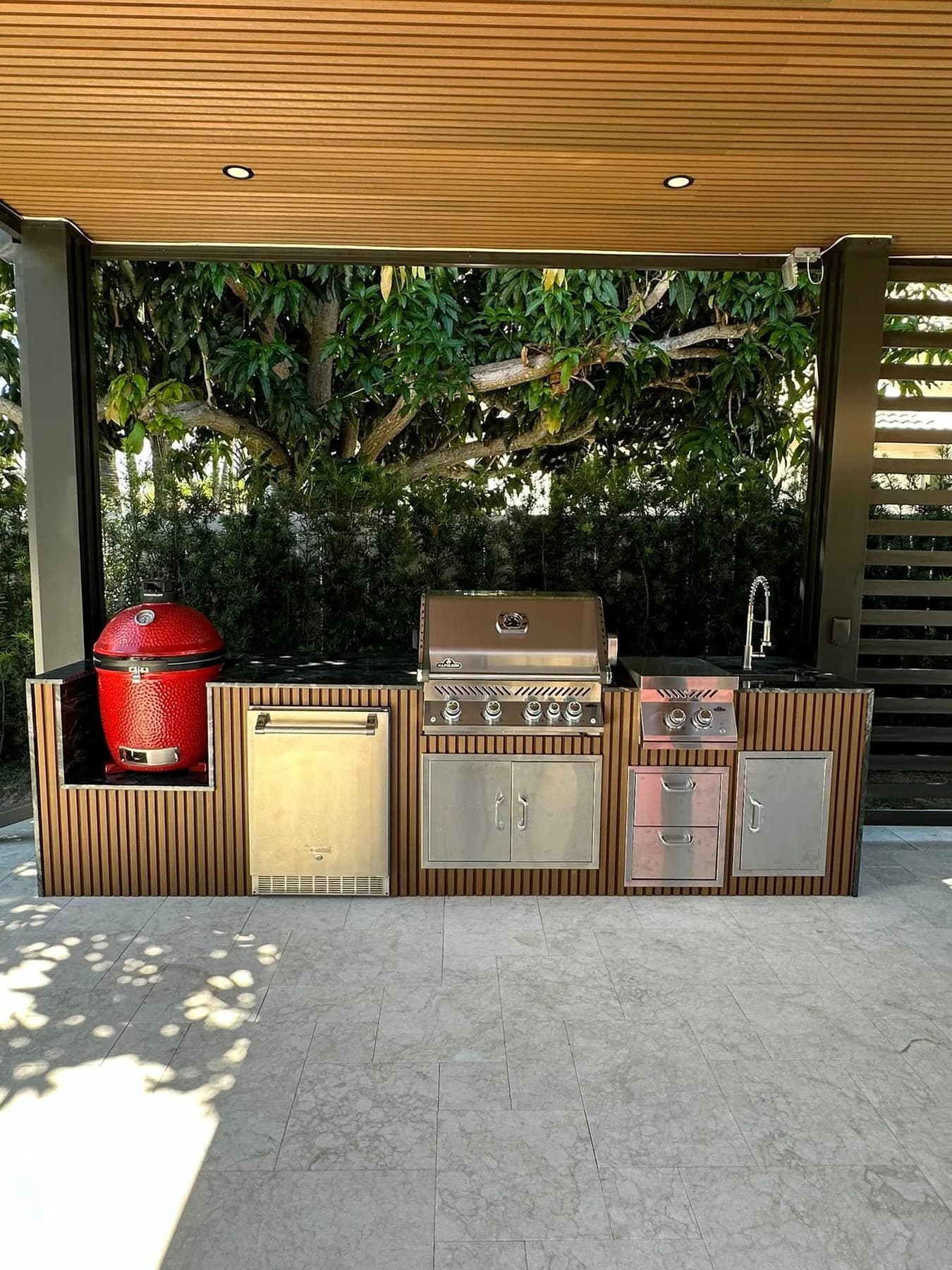 Apex kitchen with vertical slatted cladding